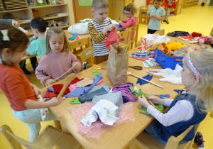 05 Dzieci przygotowują materiały do zrobienia kukiełek